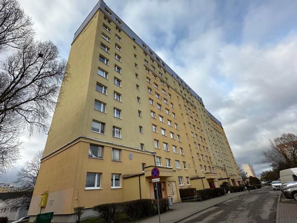 Jak uciążliwi sąsiedzi niszczą życie mieszkańców całego bloku. - Za ścianą śmieci, pod nogami karaluchy. Codzienna udręka mieszkańców bloku w Olsztynie