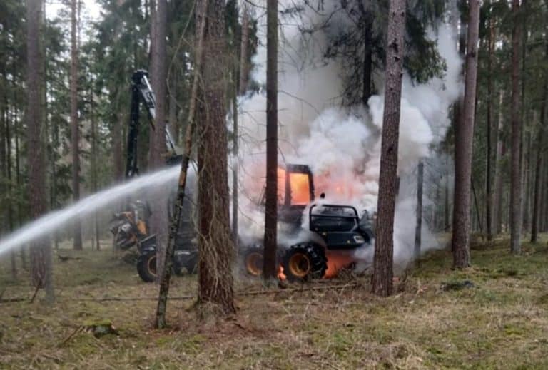 zapalił się kombajn leśny