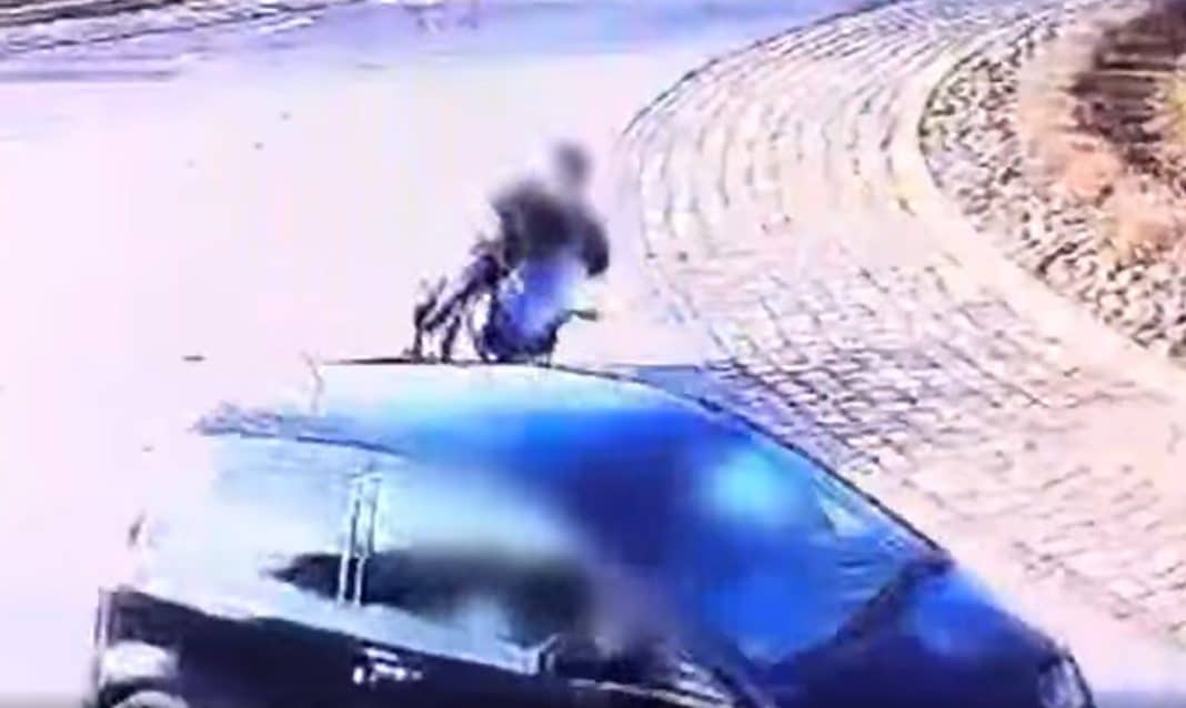 wjechał na rondo przed motocyklistę