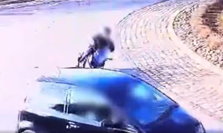 wjechał na rondo przed motocyklistę