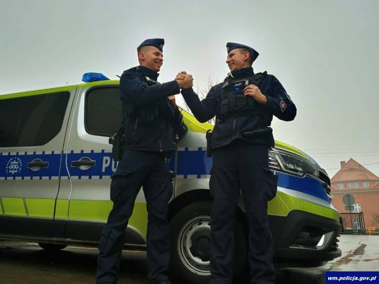 policjanci uratowali mężczyznę