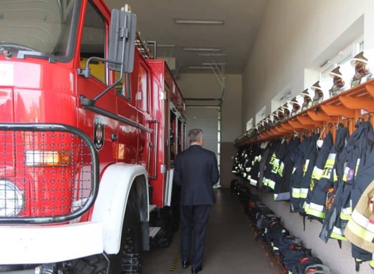 dzieci oglądają sprzęt strażacki