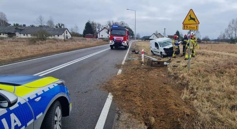kierowca uderzył w słup