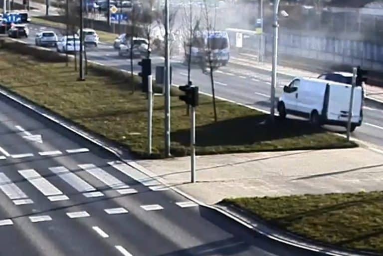 samoch&oacute;d w połomieniach