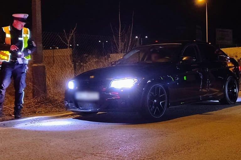 policjant sprawdza auto