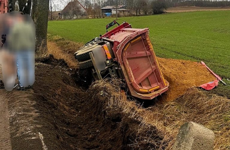 ciężarówka wywróciła się w rowie