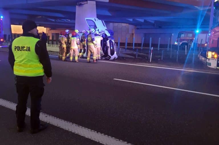 wywrócony bus na s7