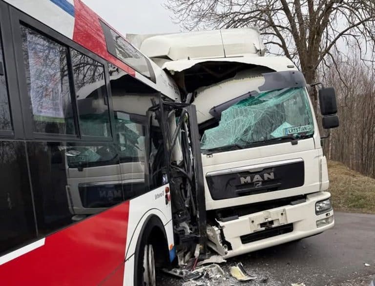 autobus zderzył się z samochodem cieżarowym
