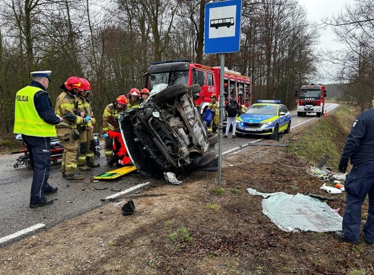 auto obróciło się na bok