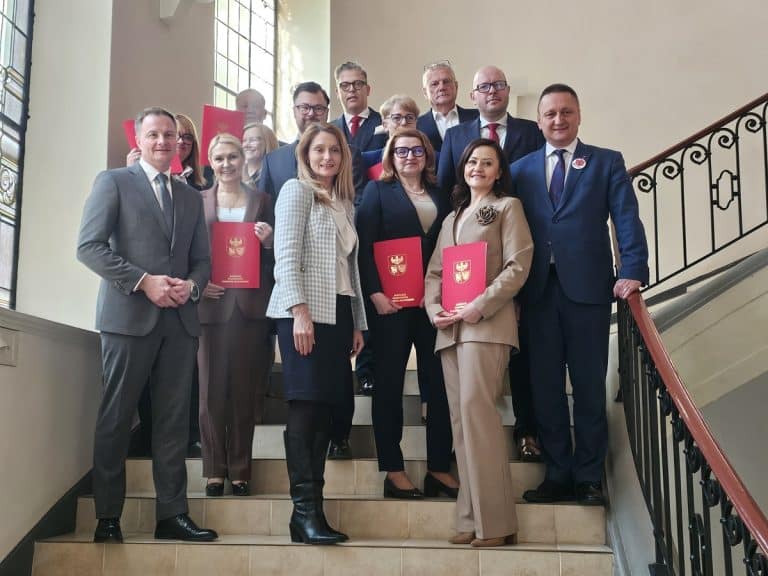 urzędnicy z podpisaną umową