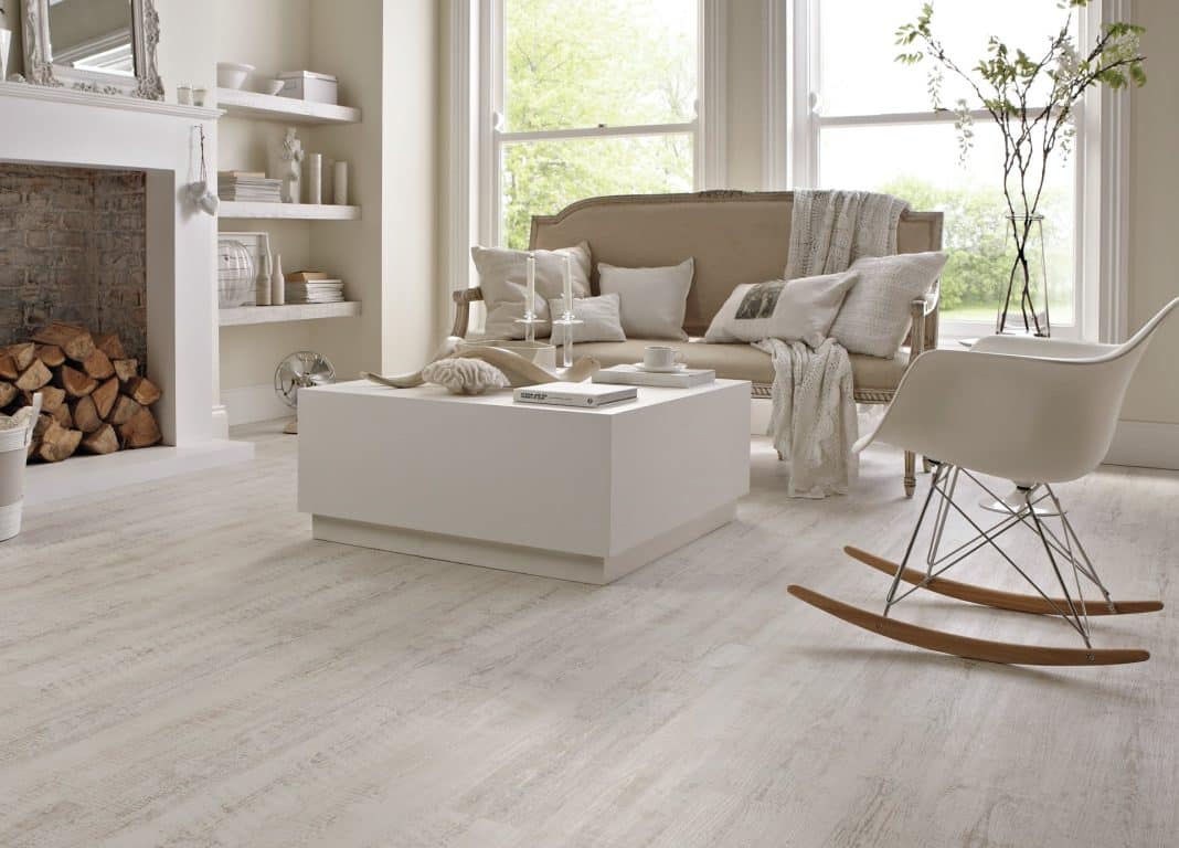 Ciepło drewna, wytrzymałość winylu, praktyczność laminatu &ndash; co kryje się pod dekoracyjną warstwą?