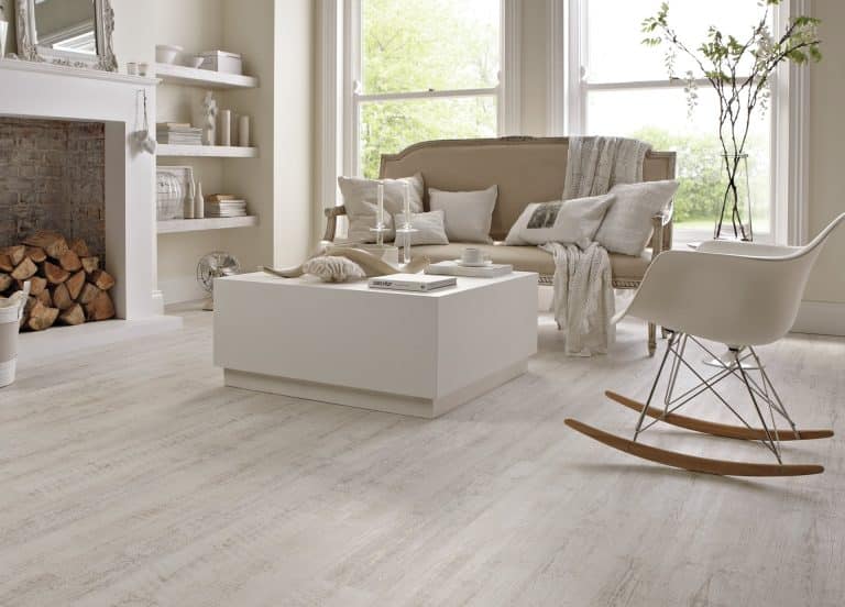 Ciepło drewna, wytrzymałość winylu, praktyczność laminatu &ndash; co kryje się pod dekoracyjną warstwą?