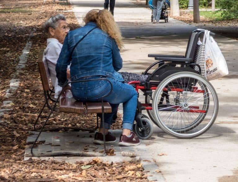 opiekunka ze starszą osobą