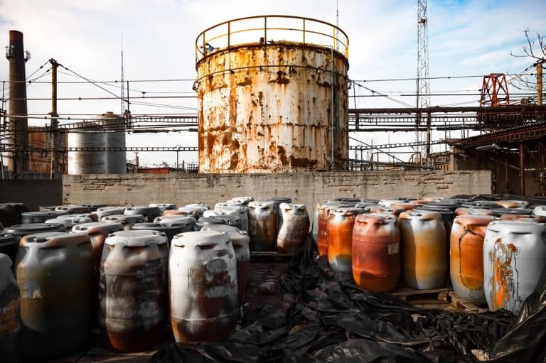 beczki z chemikaliami