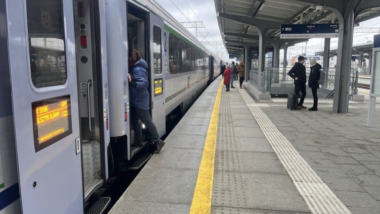 Pasażerowie na dworcu w Olsztynie.