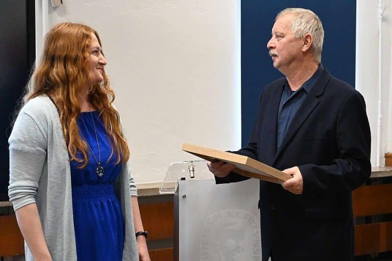 dr Sabina Kowalczyk-Wesołowska otrzymuje wyr&oacute;żnienie