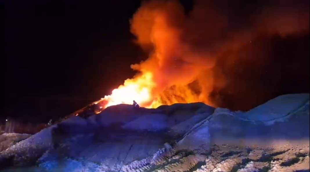 płonące składowisko odpadów