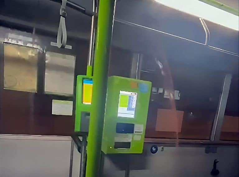 woda zalała przestrzeń pasażerską autobusu