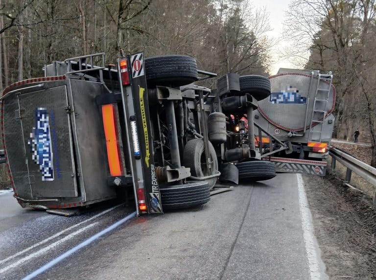 wywr&oacute;cona cysterna