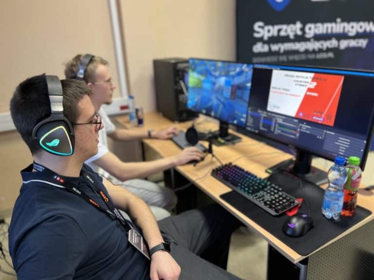 gracz siedzi przy komputerze