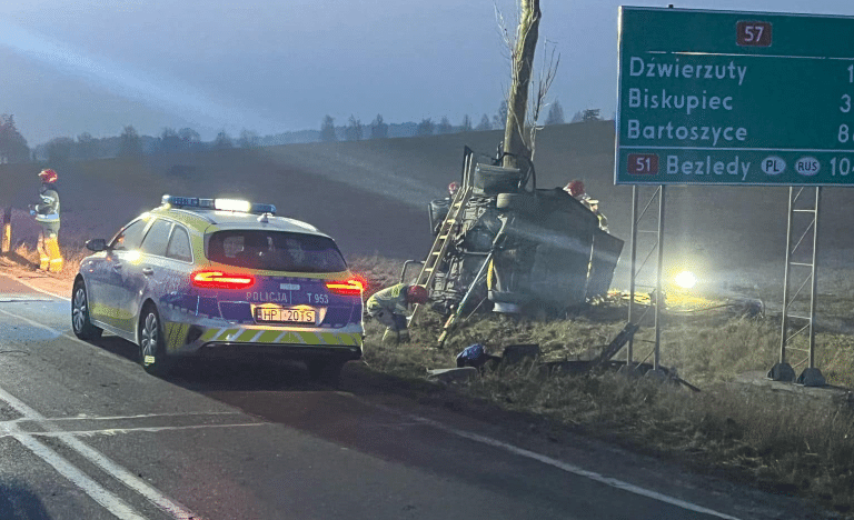 Śmiertelny wypadek na DK57 – kierowca opla uderzył w drzewo