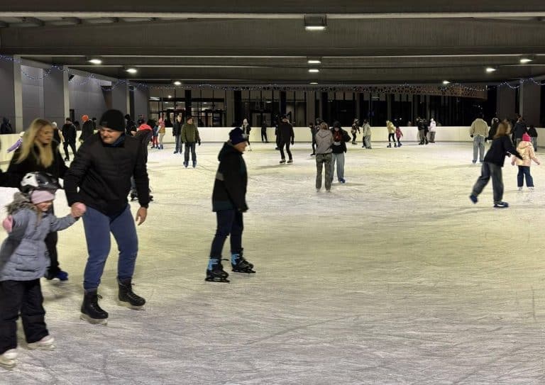 ludzie jeżdżą na łyżwach