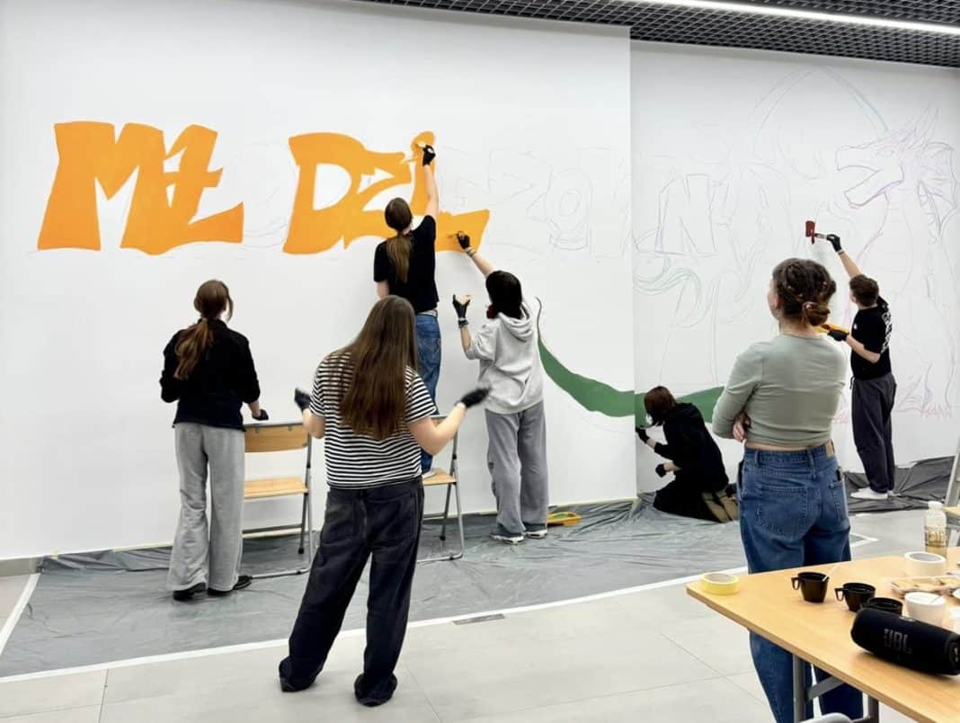 malowanie napisu na ścianie