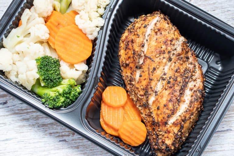 jedzenie w opakowaniu gastronomicznym