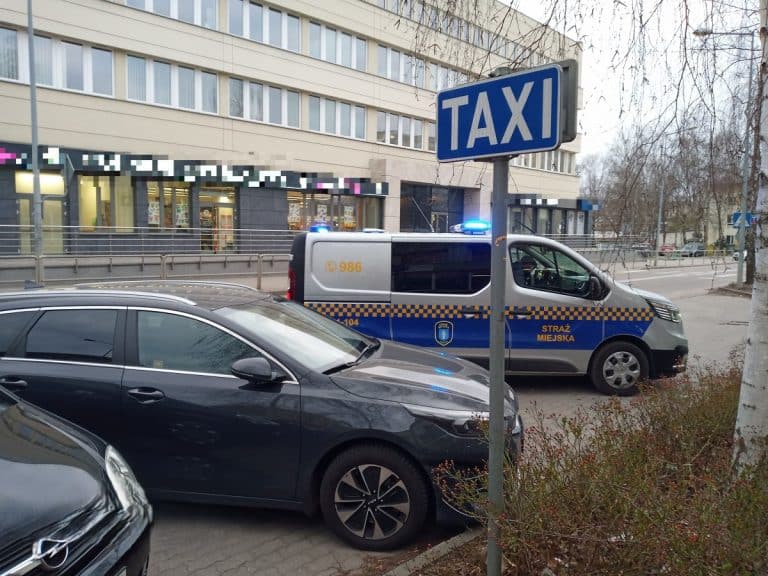 samoch&oacute;d zajmuje miejsce taxi