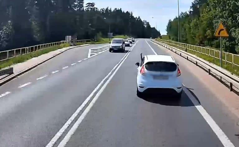 hamowała i pokazywała środkowy palec