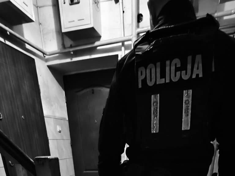 policjant na klatce schodowej