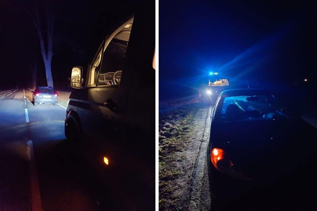 samochód stoi na poboczu