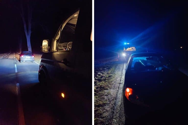 samochód stoi na poboczu