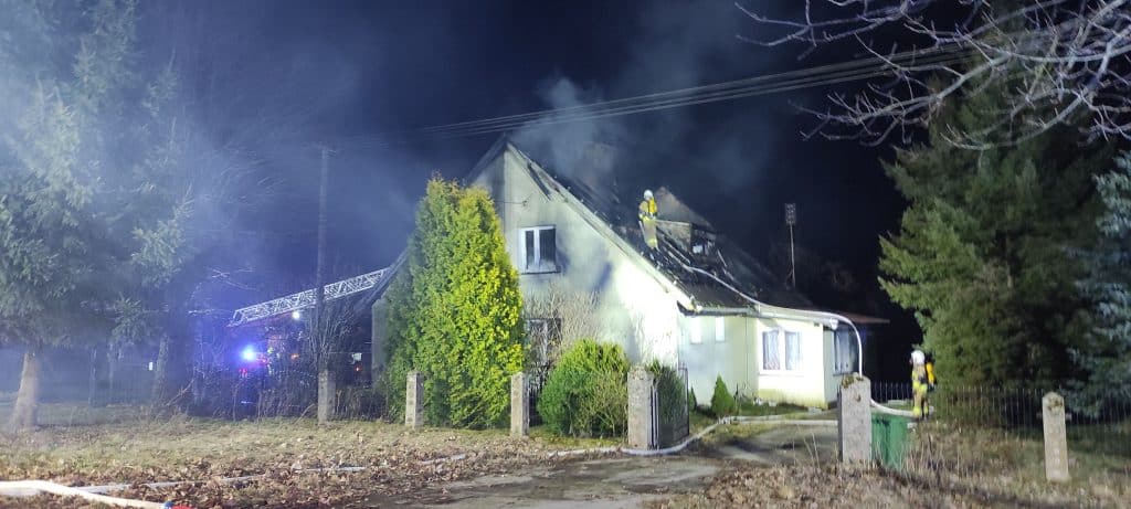 Weekend pożarów na Warmii i Mazurach – strażacy mieli pełne ręce pracy. - Żywioł uwięziony na poddaszu domu – dach topniał, strażacy walczyli o każdy metr!