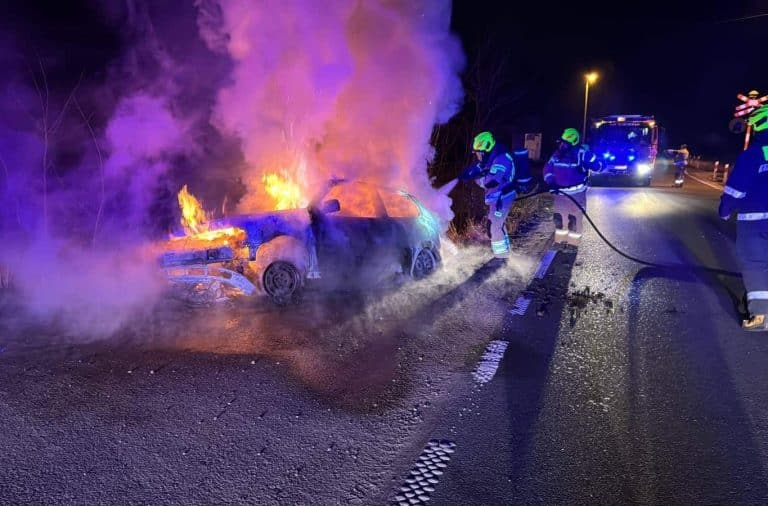 strażacy gaszą samoch&oacute;d