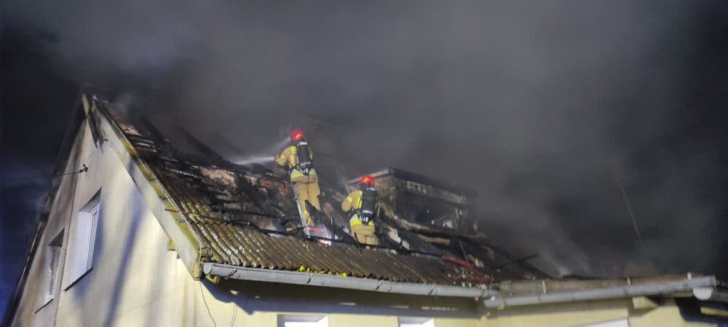 Weekend pożarów na Warmii i Mazurach – strażacy mieli pełne ręce pracy. - Żywioł uwięziony na poddaszu domu – dach topniał, strażacy walczyli o każdy metr!