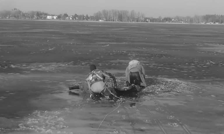 załamał się lód pod mężczyzną