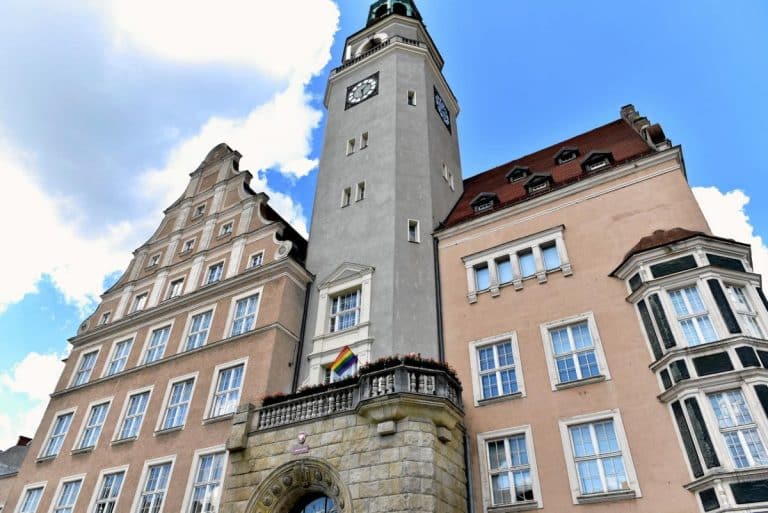 ratusz z flagą LGBTQIA+