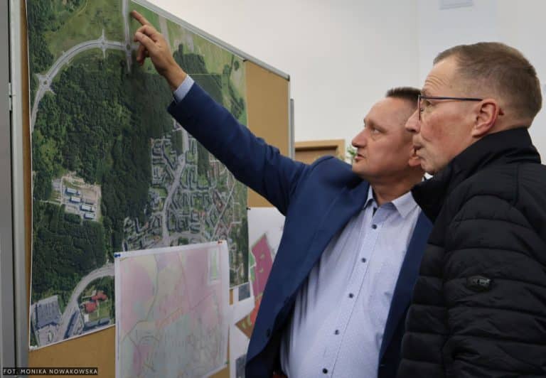 Marszałek wojew&oacute;dztwa pokazuje mapę