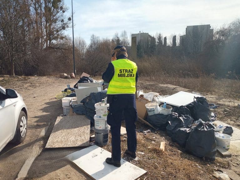 pozostawione śmieci budowlane