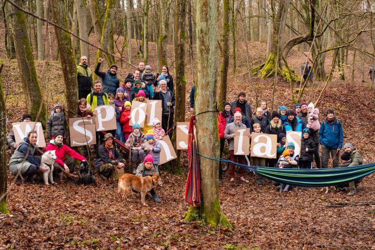 uczestnicy inicjatywy Wsp&oacute;lny Las