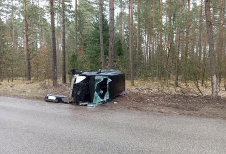 wywrócone auto na skraju jezdni