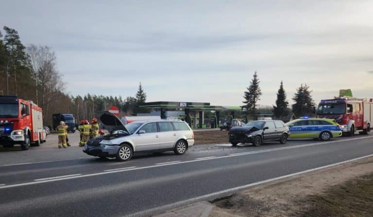 zderzenie aut na drodze