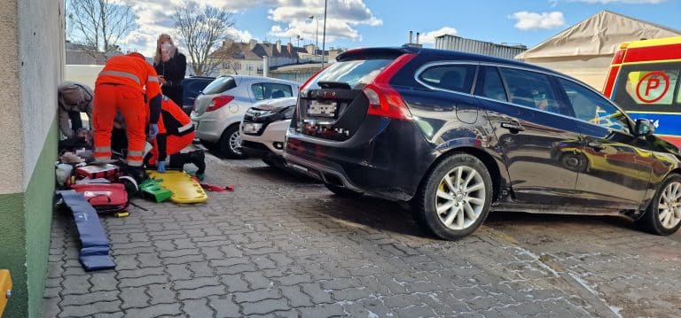 wypadek zatorzanka Podczas parkowania 76-latek wyrwał autem do przodu i przygni&oacute;tł do ściany 86-letnią kobietę