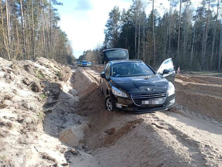 ugrzązł na remontowanej drodze