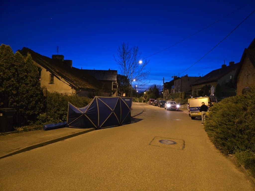 Kobieta konała na ulicy za kościołem. Policja dorwała mężczyznę pod Biedronką na Redykajnach! - Dramat za kościołem! Kobieta konała na chodniku, jej "partnera" złapali pod Biedronką