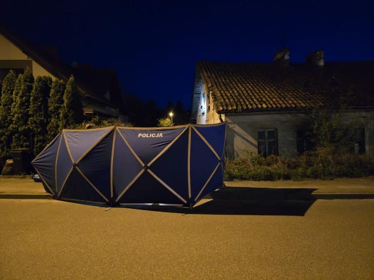 martwa kobieta na ulicy za kosciolem