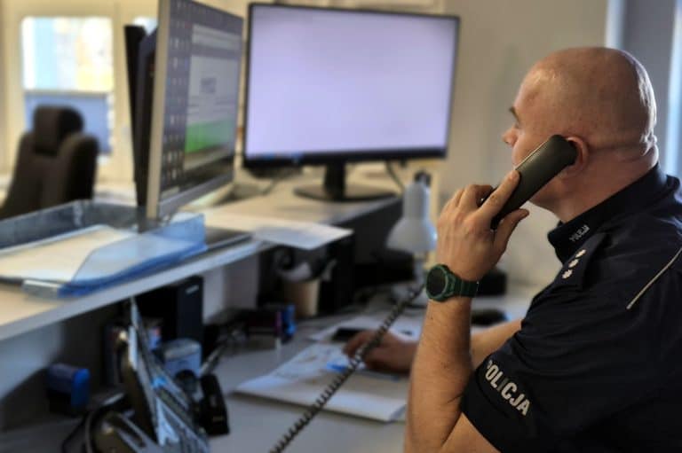 policjant rozmawia przez telefon