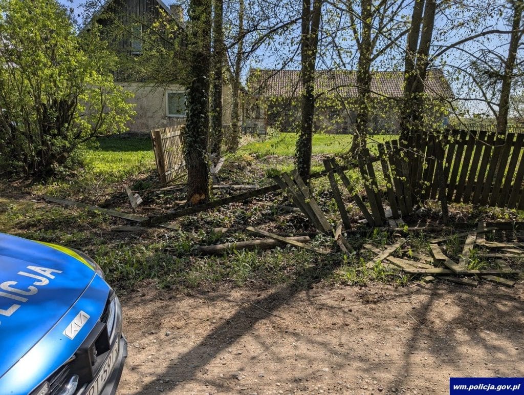 23-latek porzucił auto bez tablic rejestracyjnych. - Kierowca BMW rozbił auto na ogrodzeniu i uciekł