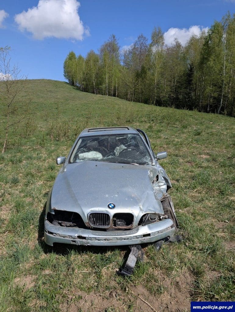 23-latek porzucił auto bez tablic rejestracyjnych. - Kierowca BMW rozbił auto na ogrodzeniu i uciekł